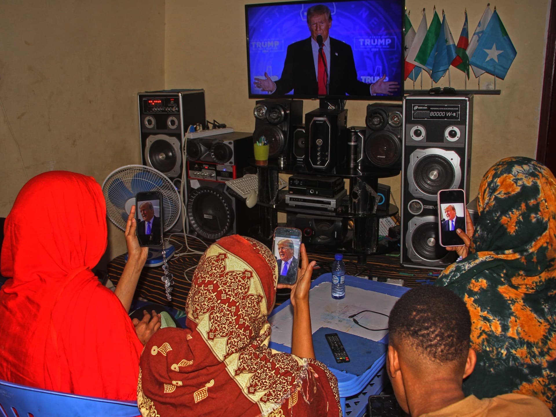 الولايات المتحدة تقلص تصاريح العمل للاجئين وسط حملة اعتقالات