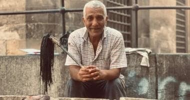 حكاية عم كحلاوي: بائع السمك الذي أسر قلوب السياح بالقاهرة